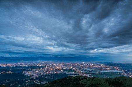 中国台湾台北市海峡晚上黄昏绿松石深蓝天空云雾雾阴影照明视图高度全景
