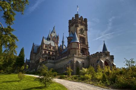德国的Drächenburg城堡，道路，绿地，天空，美景