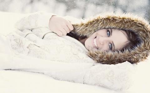 冬天，雪，白色的皮毛大衣，蓝色的眼睛