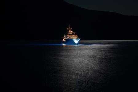 海，夜，游艇，黑暗的背景