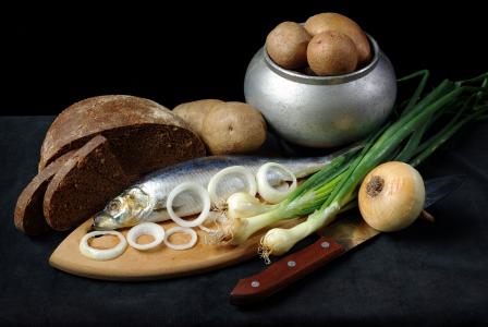 鲱鱼，kortoshechka，洋葱，面包，手指舔