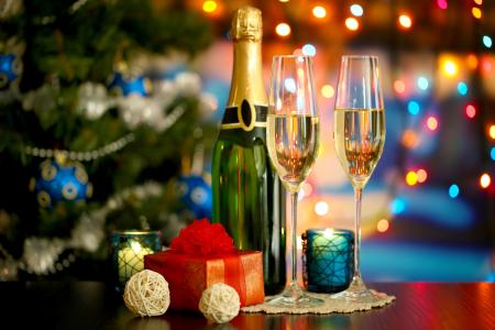 新年，圣诞节，新年，圣诞节，假期，香槟，眼镜，礼物，圣诞树，圣诞树，散景，灯