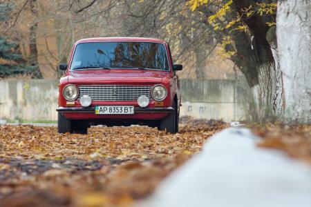 秋天，VAZ-2101，红色，车灯，前面，叶子