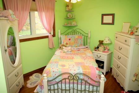房子和舒适，窗口，美丽，儿童房，路边石，玩具，床罩