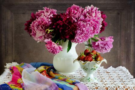 Elizaveta Shavardina，餐巾，水罐，鲜花，牡丹，花瓶，浆果，草莓，面料，围巾