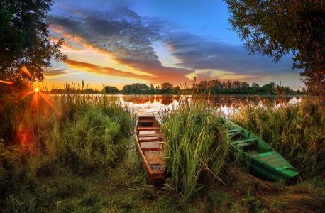 湖，天空，芦苇，小船，太阳光线，在夏天结束，塞尔日Dombrovsky