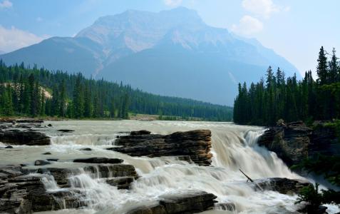 加拿大，山区河流，瀑布，森林，超级照片
