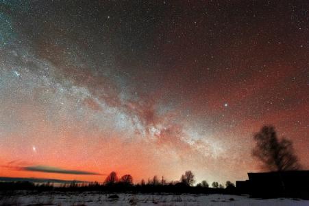 红色的气辉，仙女座，维加，银河系，大气的光辉，星云，通过Boris Bogdanov