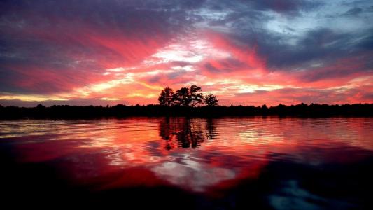 红色夕阳，云，树，水，反射
