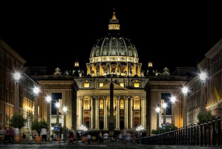 罗马，意大利，圣彼得大教堂，晚上