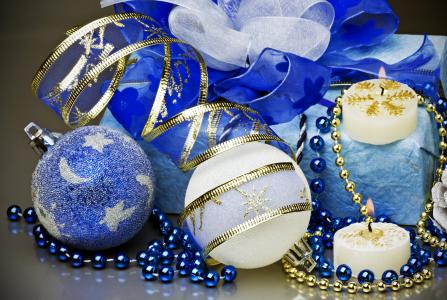 球，蓝色，白色，玩具，圣诞节，蜡烛，珠，丝带，礼物，风景，冬天，假期，新年，圣诞节，新年，圣诞节，假期