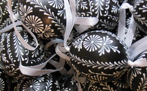 复活节彩蛋，黑色和白色绘画，绳索