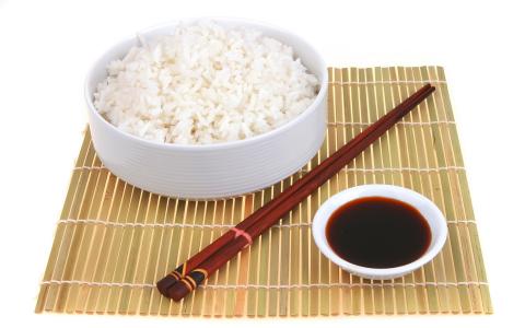 筷子，米饭，酱，早餐