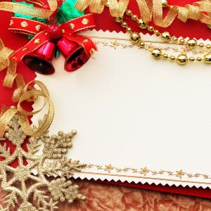 圣诞贺卡与空白的白色背景，在前景中的雪花，钟声，各种装饰品