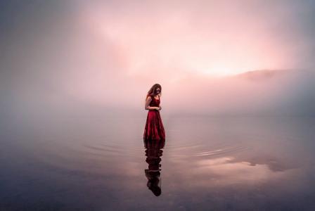 女孩，着装，红酒的颜色，在水中，雾，超现实主义