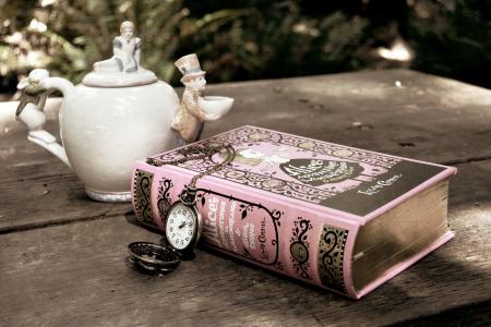 这本书，爱丽丝梦游仙境，手表，茶壶，兔子