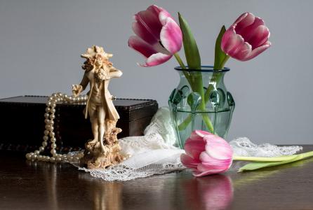 静物，花瓶，鲜花，郁金香，棺材，小雕像，餐巾，项链，珍珠