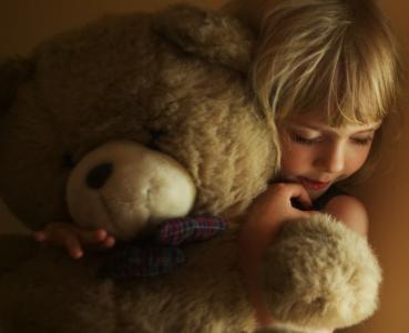 女孩，孩子，脸，金色的头发，手，拥抱，毛绒玩具，泰迪熊