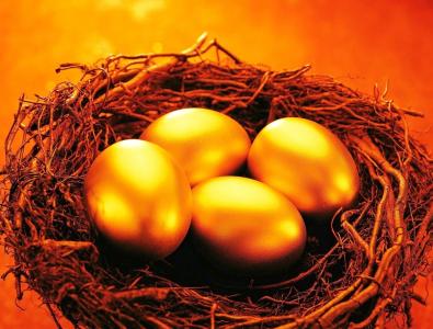 金色的复活节彩蛋，在一个鸟巢里