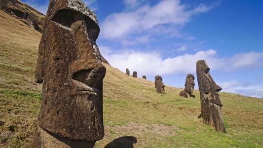 智利复活节岛Rano Raraku采石场的Moais