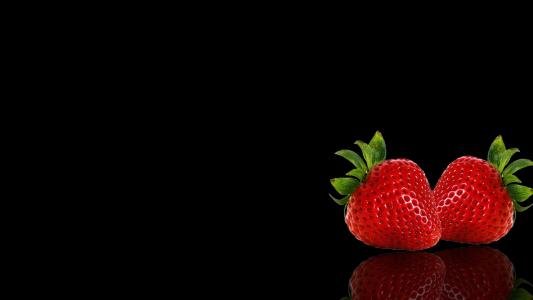 草莓，浆果，黑色的背景