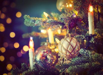 假日，新的一年，圣诞节，树，分支机构，玩具，球，蜡烛，散景