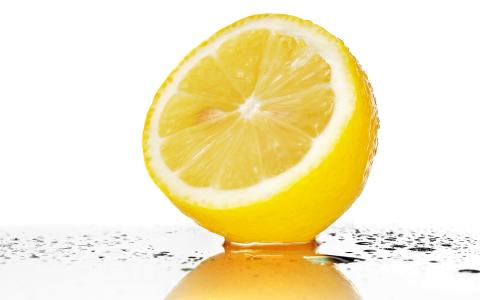 柠檬，水，白色背景