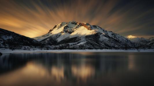 高山湖泊，雪，黎明在山中