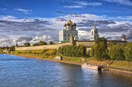 城市壁纸，普斯科夫，俄罗斯，河，船。