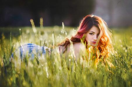 德莱亚冈萨雷斯，棕色头发，红色，漂亮，美丽，田地，草地，草，看