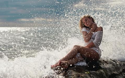 海，波浪，泡沫，石头，女孩坐，湿，腿