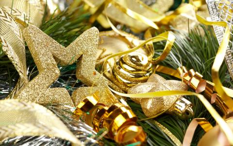新的一年，假期，新年快乐，新年的礼物，玩具，球，明星，链轮，闪烁，云杉，圣诞树，圣诞快乐