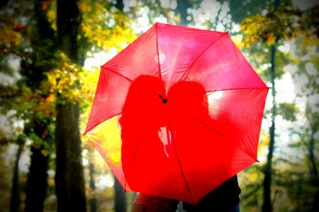 爱，恋爱中的情侣，红色，伞