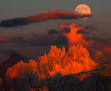 红色的山脉，阳光，阴影，天空，云彩，月亮