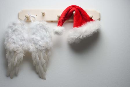 天使的翅膀和红色的圣诞帽子