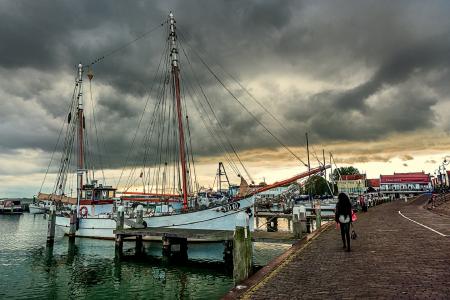 海，小河，码头，风雨如磐的天空，荷兰，福伦丹