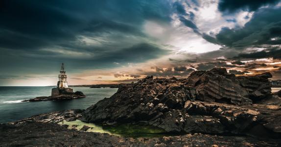 云，日落，灯塔，黑暗的岩石，光，海景，通过Jeni Madjarova