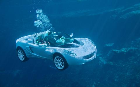 潜水员，汽车，在水之下
