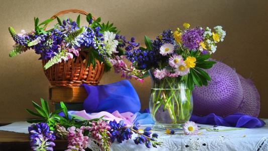 鲜花，花束，花瓶，篮子，书籍，桌子