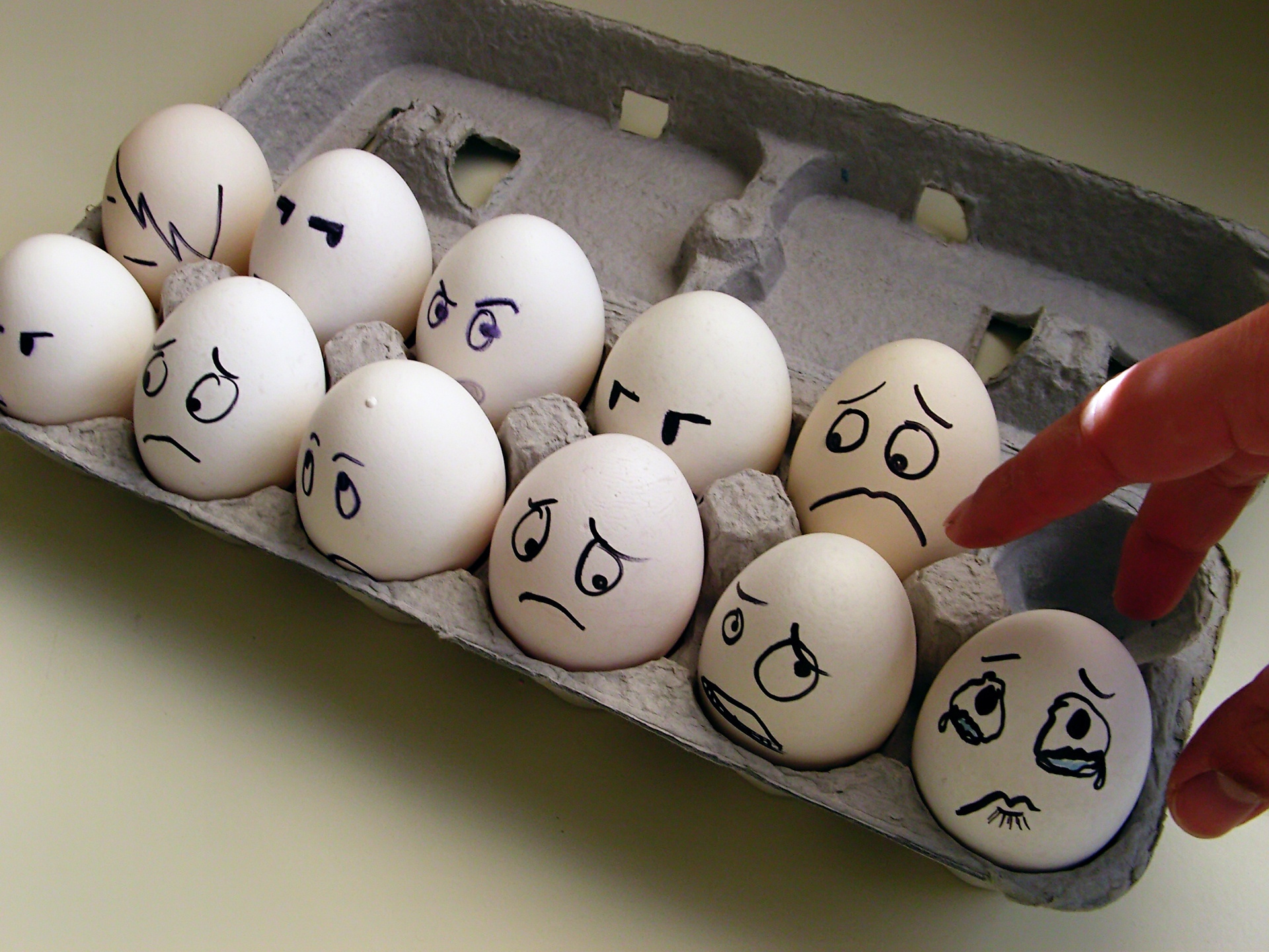 小孩鸡蛋三个问号公鸡猜成语_公鸡卡通图片