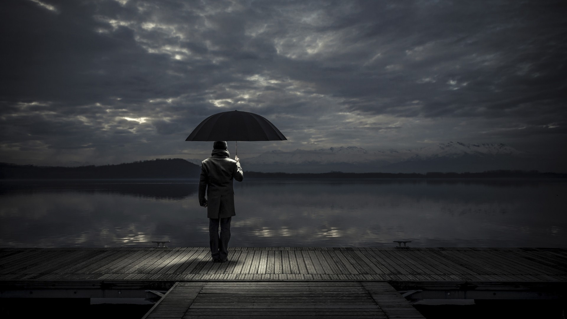 登船码头,雨伞下的男人,湖泊,遥远的海岸,阳光普照的阴暗天空,温和的