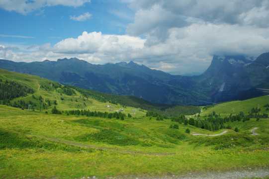 瑞士女孩峰景物图片