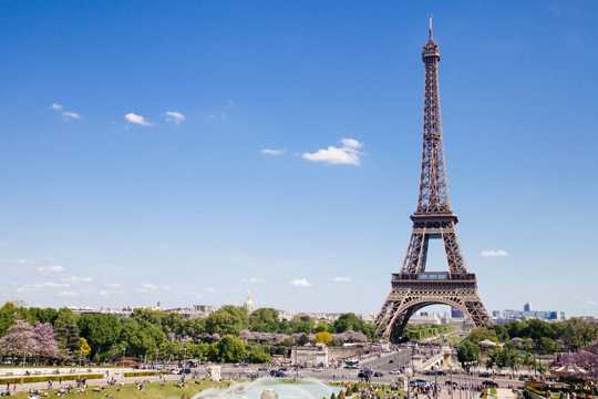 法国巴黎埃菲尔铁塔建筑风光图片