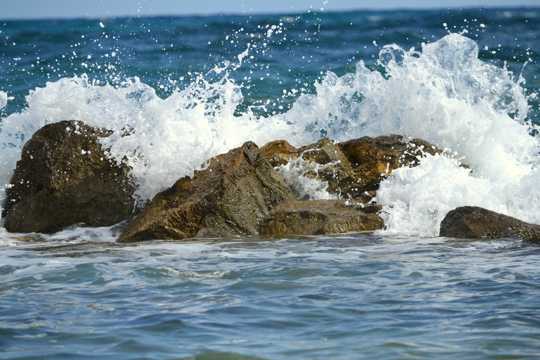 海洋海浪击石拍照图片