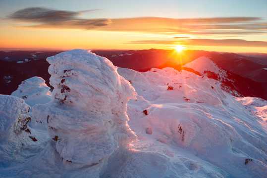 冬季暖阳雪山图片