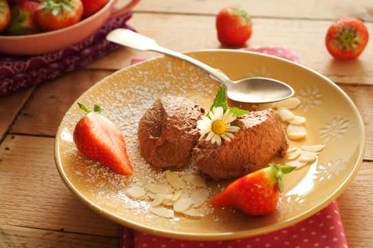 盘里的草莓巧克力甜品图片