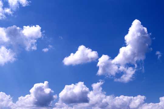 湛蓝天空白色云彩图片