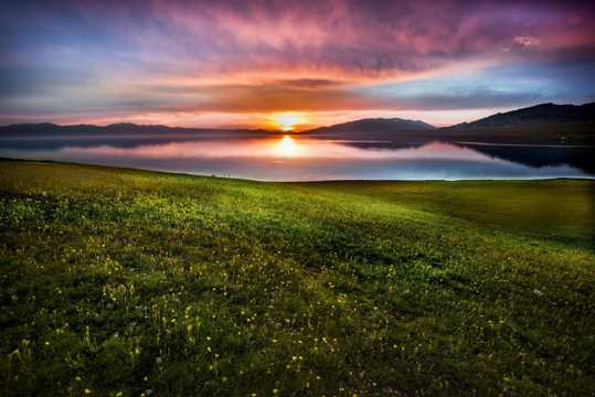 新疆赛里木湖晨光风光图片