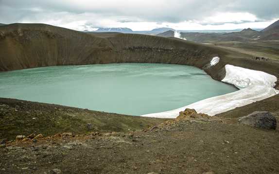 冰岛火山口湖图片