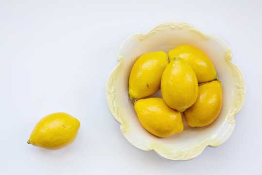 一碗黄色柠檬图片